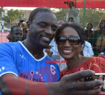 Akon en mode selfie avec Gnagna Sy.