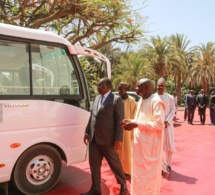 Arrêt sur image: Macky Sall remet les clés d’un bus et d’un véhicule 4×4 pickup à l’IST de Dakar