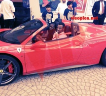 Le fils de Ahmed Khalifa Niasse en mode location ferrari en compagnie de Bathie Dioum le styliste à Dubai