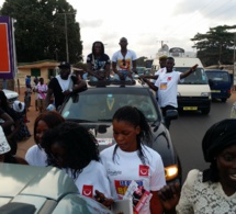 Accueille triomphale du nouveau Prince de la musique Sénégalaise Pape Diouf en Gambie par ses fans.