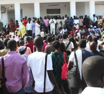 Déguerpis des couloirs du Pavillon A où ils passent la nuit, les étudiants assaillent la Direction du Coud