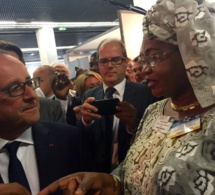 Aïda Mbodj en toute complicité avec le Président français, François Hollande