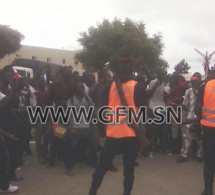 Visite de Macky Sall à l’Ucad – Des étudiants avec des brassards rouges interdits d’accès au stade par les forces de l’ordreVisite de Macky Sall à l’Ucad – Des étudiants avec des brassards rouges interdits d’accès au stade par les forces de l’ordre