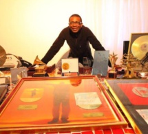 PHOTO: Youssou Ndour prend la pose avec tous ses trophées!