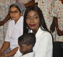 COUMBA GAWLO EN COMMUNION AVEC LES ENFANTS DE LA POUPONNIÈRE DES SOEURS FRANCISCAINES DE MÉDINA