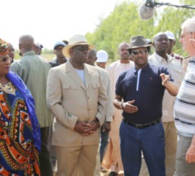 En compagnie de son ami Baba Diao, le président Macky Sall achète son mouton pour la Tabaski
