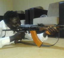 Exclusif ! Le djihadiste sénégalais Abdourahmane Mendy réapparaît avec une arme et expose son fils