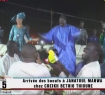 Vidéo: Les Doukatt de cheikh Béthio Thioune avec ses épouses. Regardez