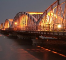 VIDEO - NDAR, INCROYABLE : Un bus se coince sur le Pont. Regardez !