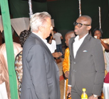 Poignet de mains entre Pape Diouf et les responsables des Baobabs de la Somone.