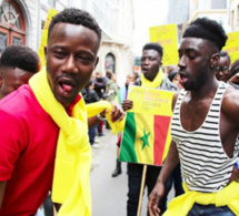 Gaypride à Bruxelles - Des homos défilent avec le drapeau du Sénégal