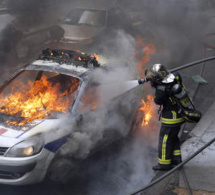 Une voiture de police incendiée par des manifestants à Paris