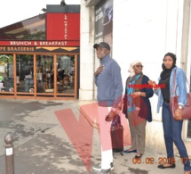 Le journaliste Jonshon Mbengue avec ses collégues de l'APIX à Paris.