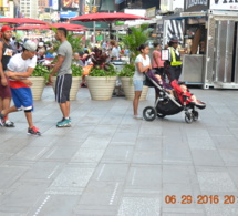 Regardez comment les américains dansent le nouveau single "BADA DOUTT" de Pape Diouf au TIME SQUARE.