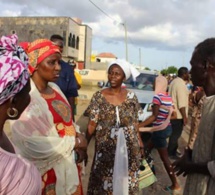 En Images: Des populations écoeurées par la gestion de Mariama Sarr à Kaolack ont pris d’assaut sa maison